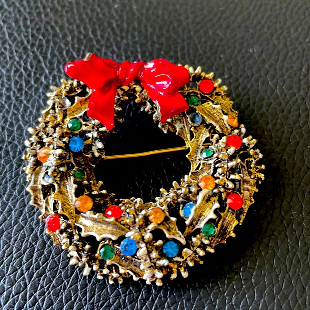 1960’s ART Arthur Pepper Wreath Brooch. Metal/Enamel/Colored Gems, Stamped